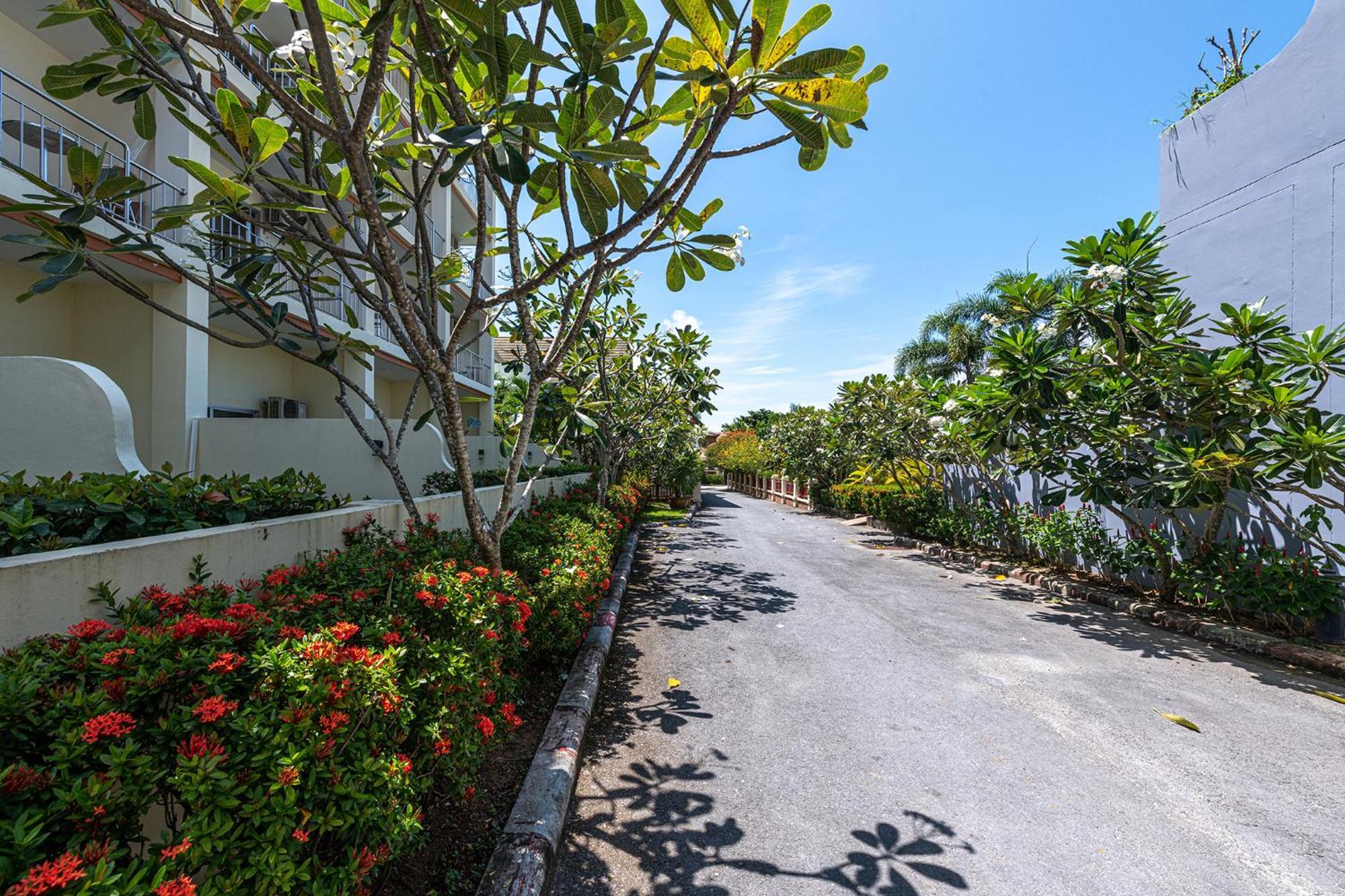 Blue Beach Grand Resort And Spa In Chalong Phuket By Dayuu Ban Saiyuan Exterior foto